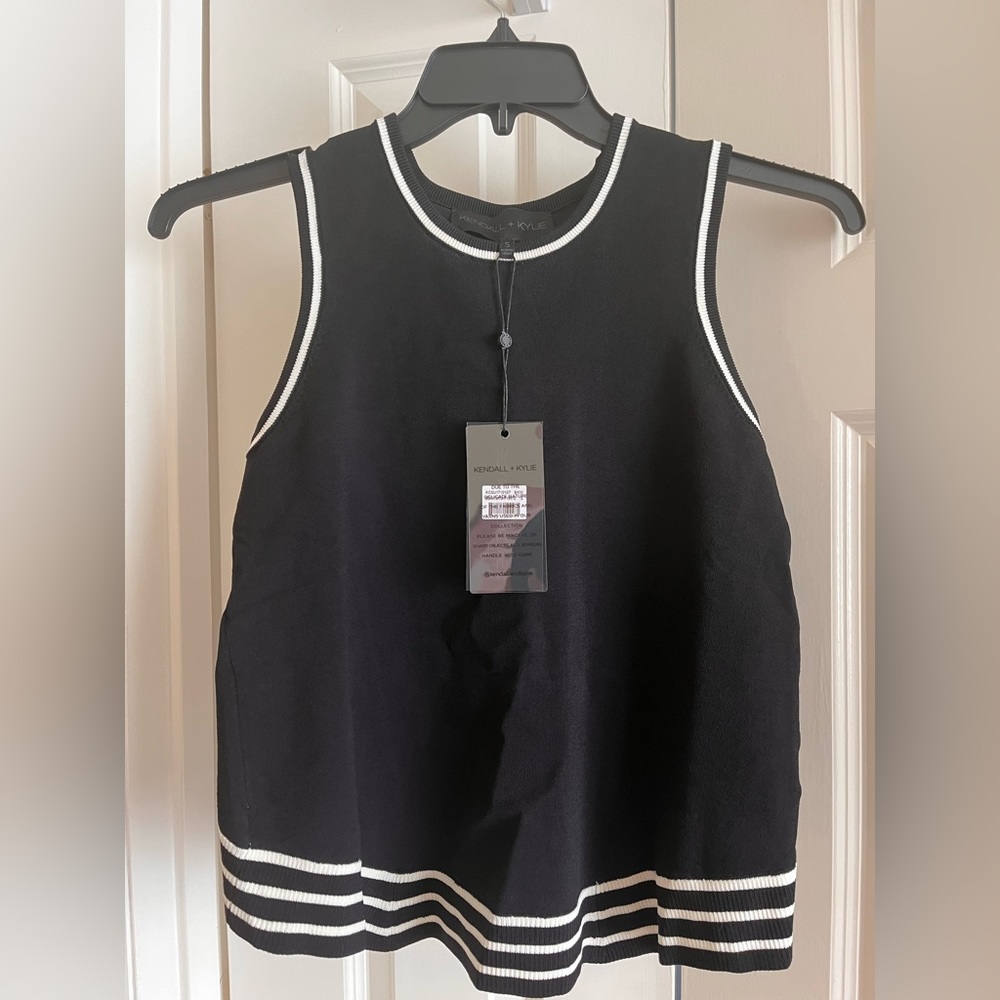 Kendall & Kylie – Stripe Tank Top
BLACK/BRIGHT WHITE /SIZE S